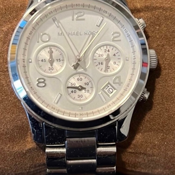 Michael Kors Watch - Picture 7 of 7